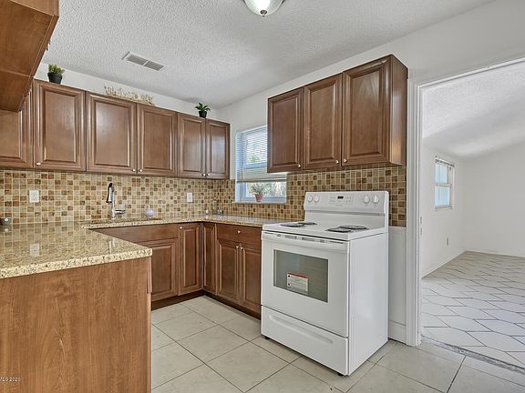 4th image of 1550 Hardy St