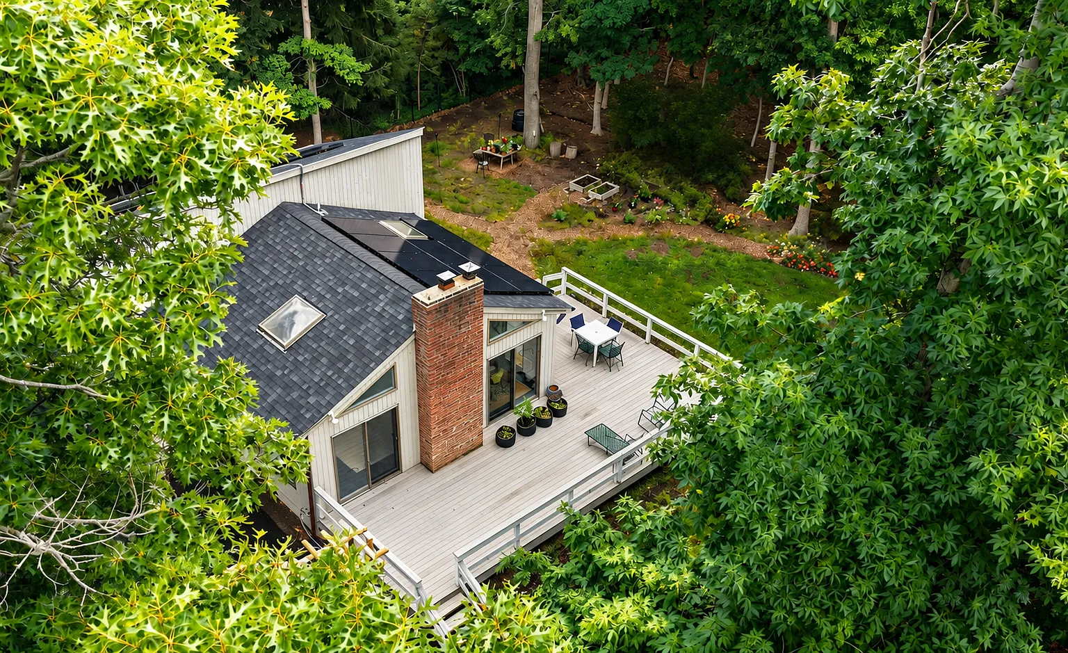 East Hampton Retreat with Private Beach Access — Photo 1