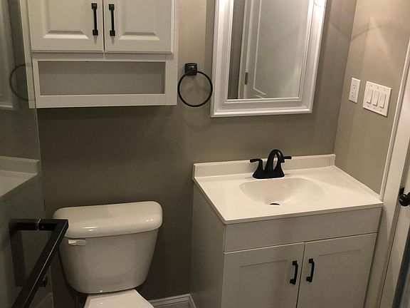 Rear bedroom bath