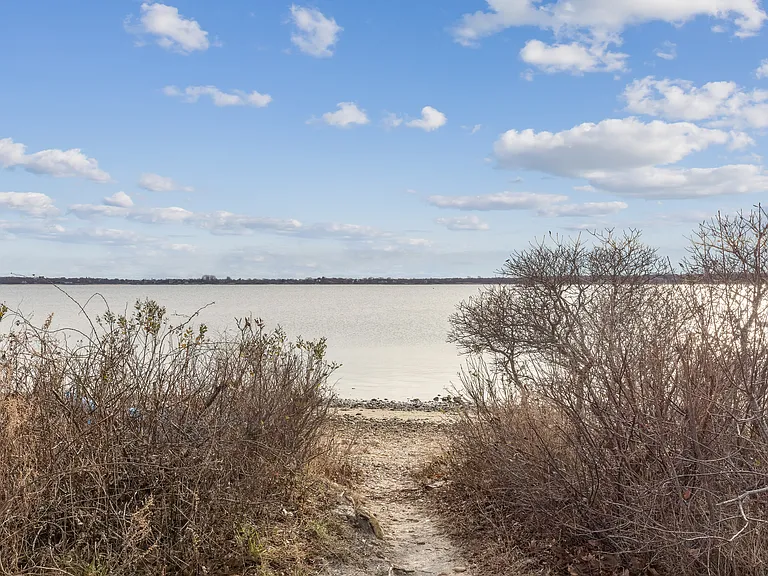 E Lake Dr — Photo 16