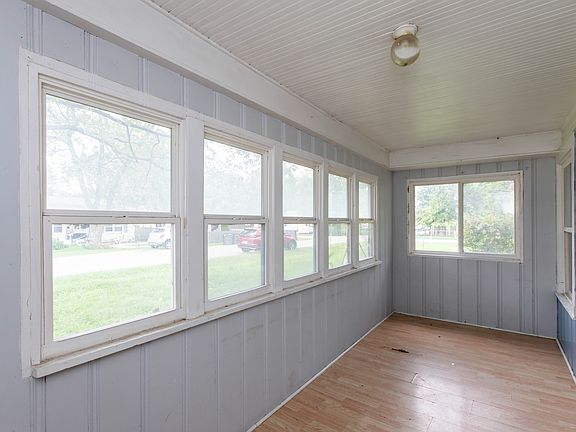 4th image of 2145 N Leland Ave