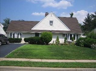 19 Potter Ln, Levittown, NY 11756