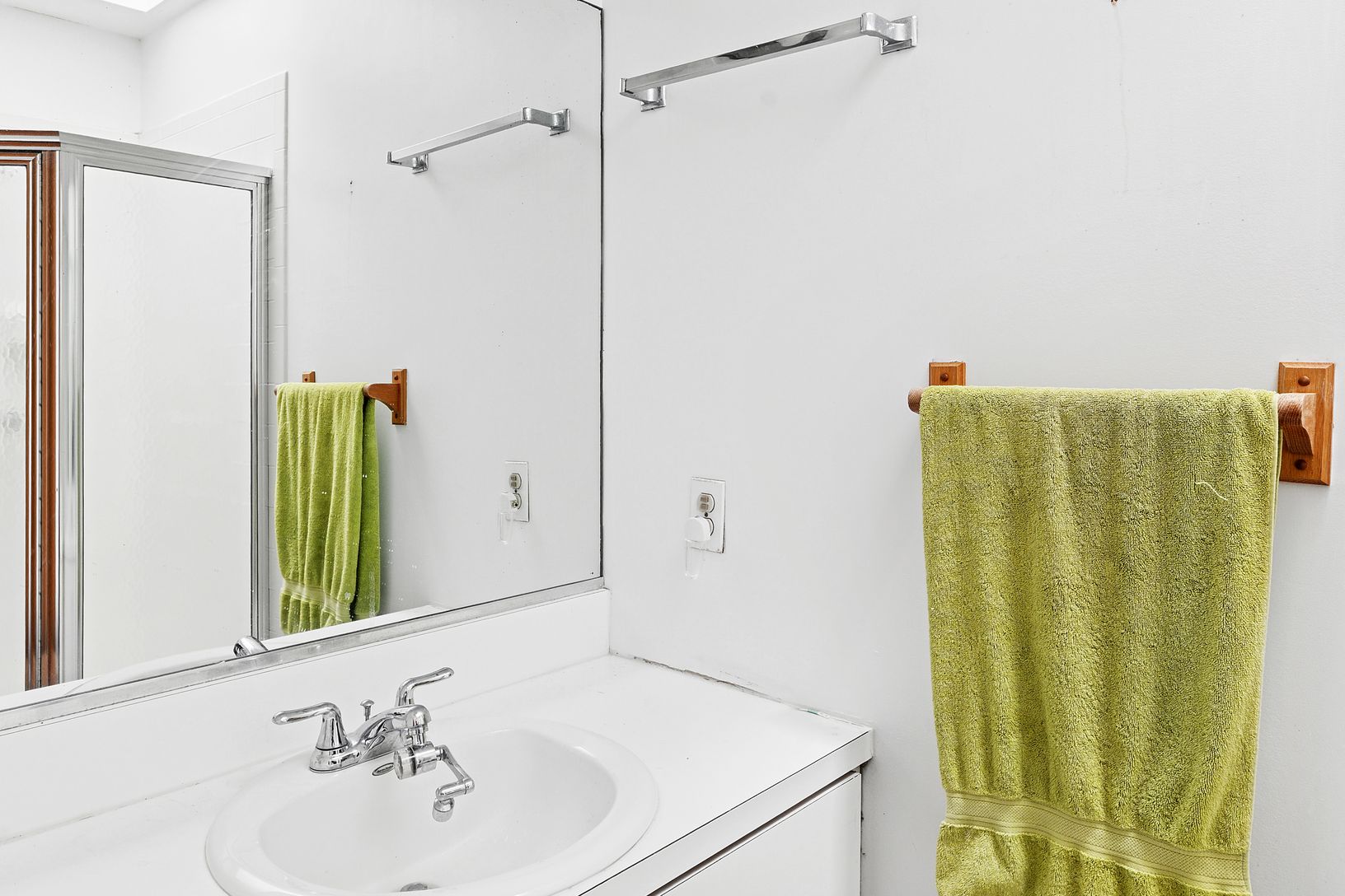 Shared Second Floor Bathroom