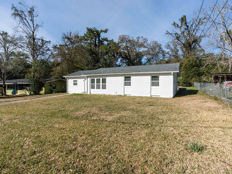 406 Essex Dr — Photo 3