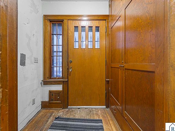3rd image of 216 E Vine St