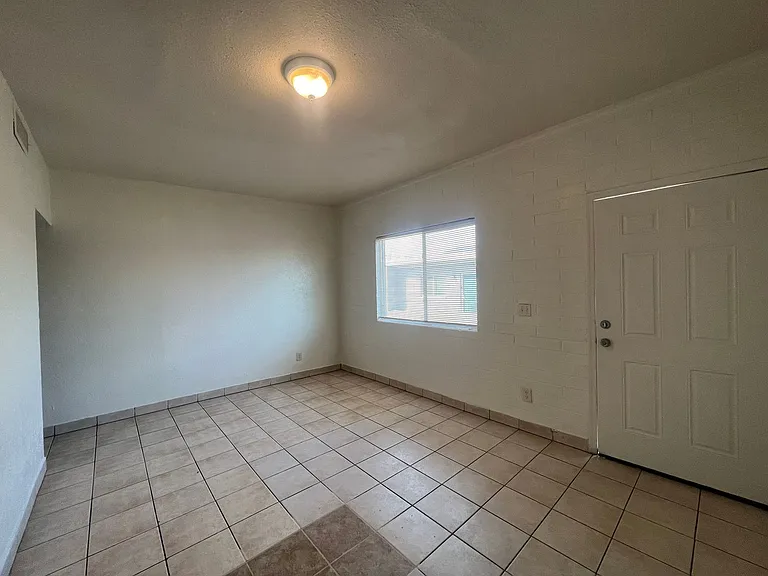 1229 W Pierce St — Photo 13