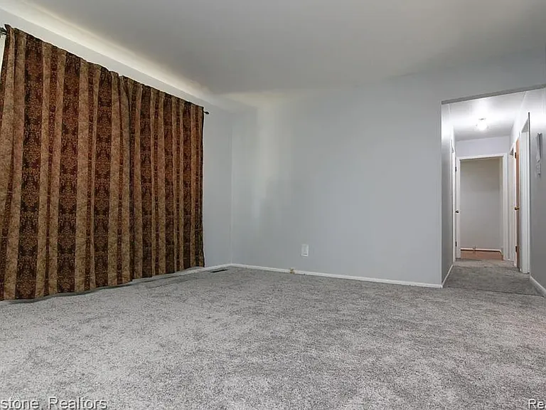 24320 Cunningham Ave — Photo 4
