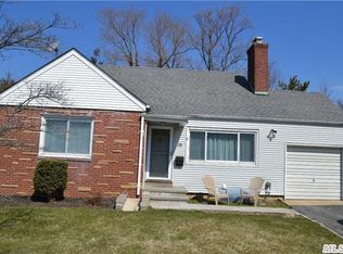 19 Sherwood Rd, Glen Cove, NY 11542