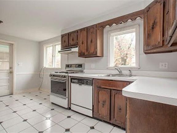 3rd image of 44 Margaret Dr