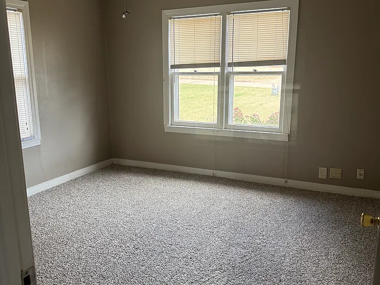 1208 E Hurd St — Photo 29