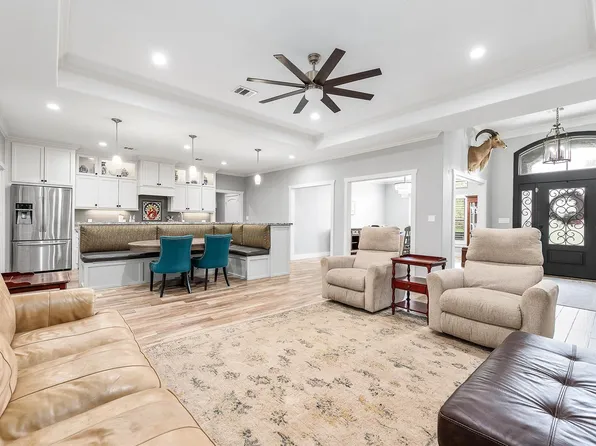 201 Hillcrest Dr, Alvin, TX 77511