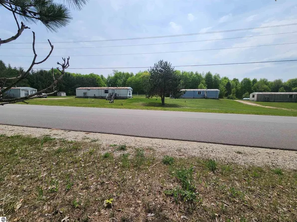 19865 1st St, Lake Ann, MI 49650