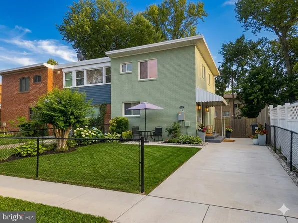 907 E Meadows Ct, Oxon Hill, MD 20745