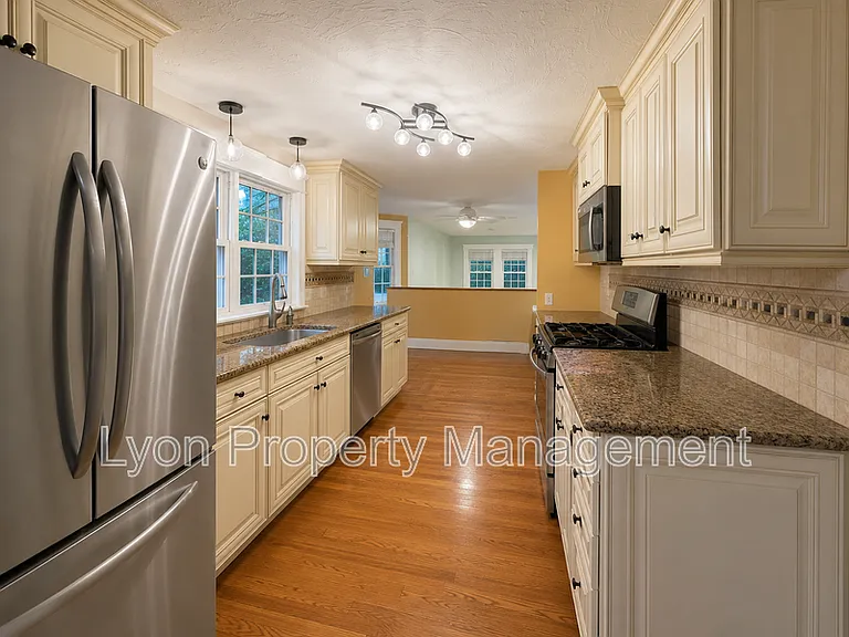 380 N Main St — Photo 6