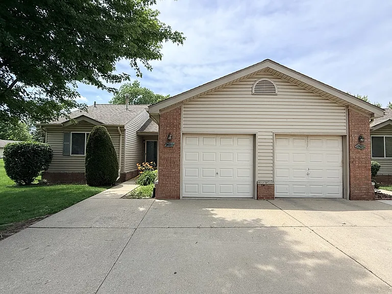 24381 Juliet Dr — Photo 1