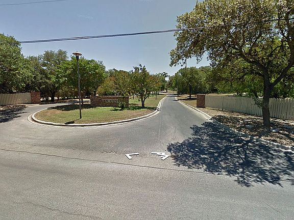 5th image of 46 Glen Cove Dr