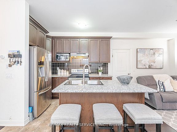 5th image of 7 Dufay Rd