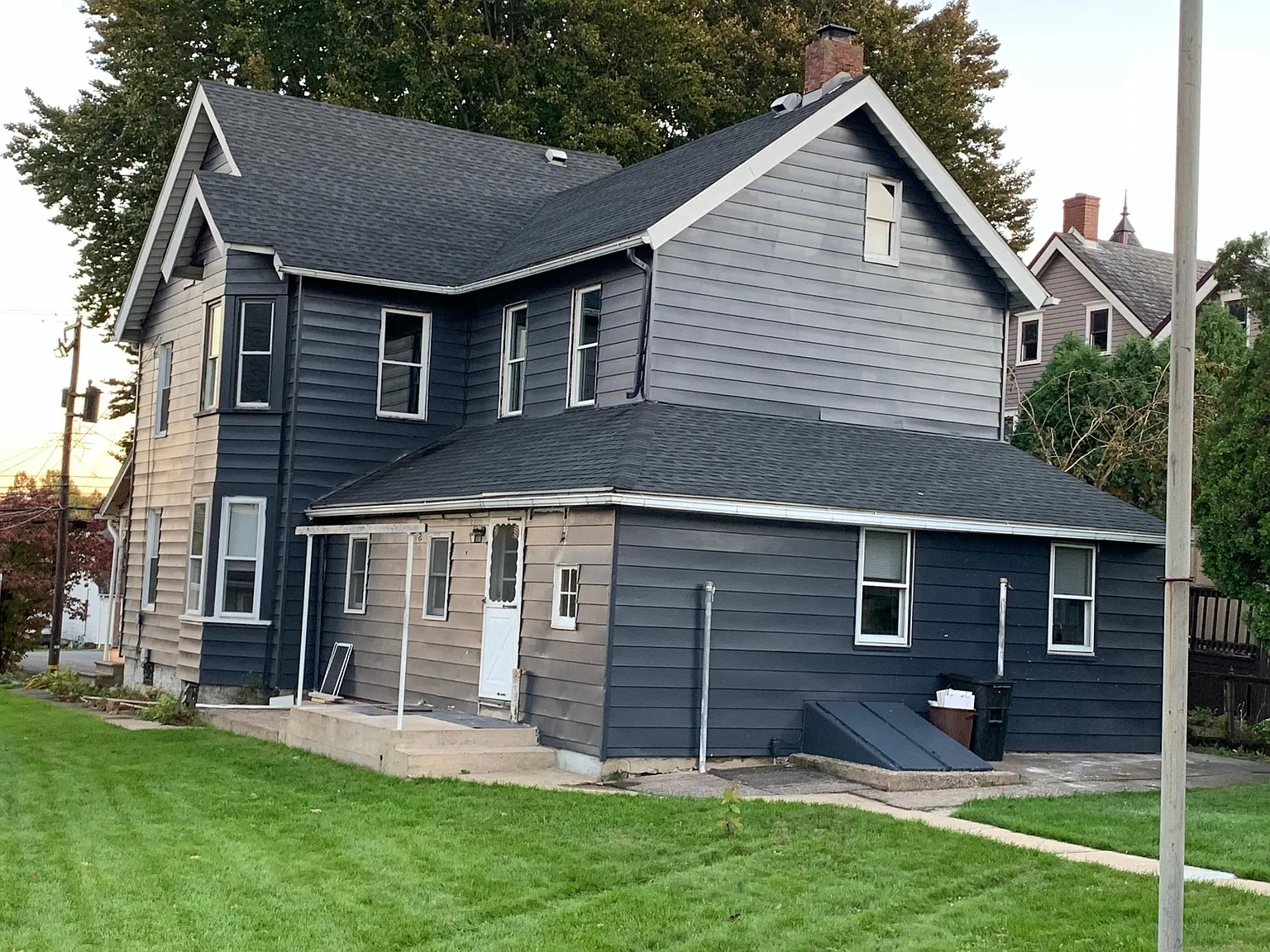 3227 Easton Ave — Photo 1