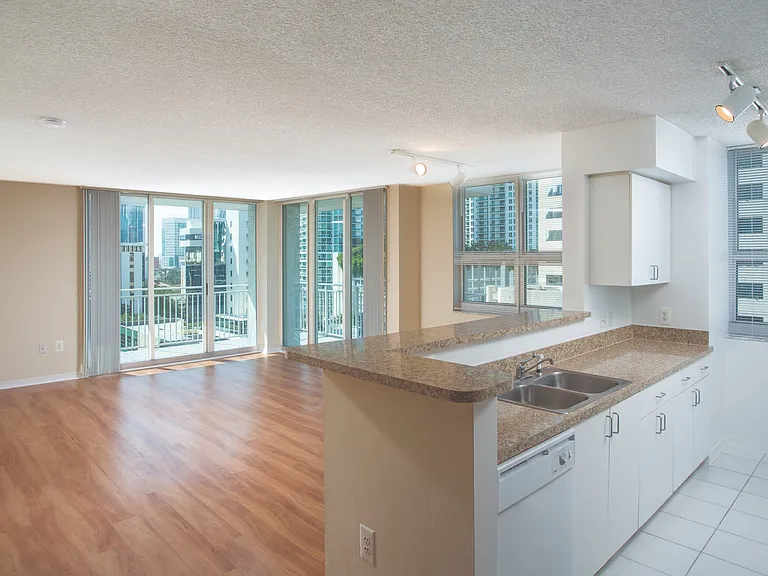 Yacht Club at Brickell Apartments — Photo 6