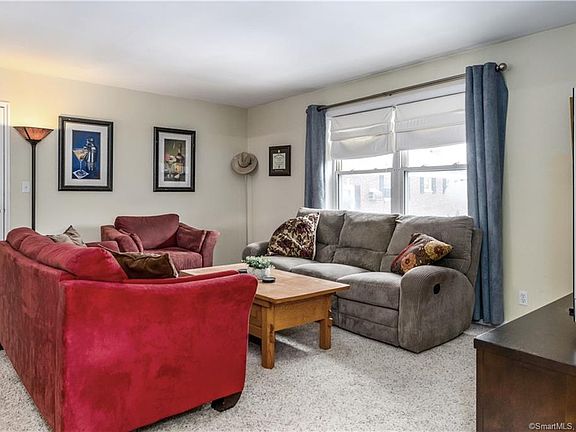4th image of 98 Strawberry Hill Ave APT 3
