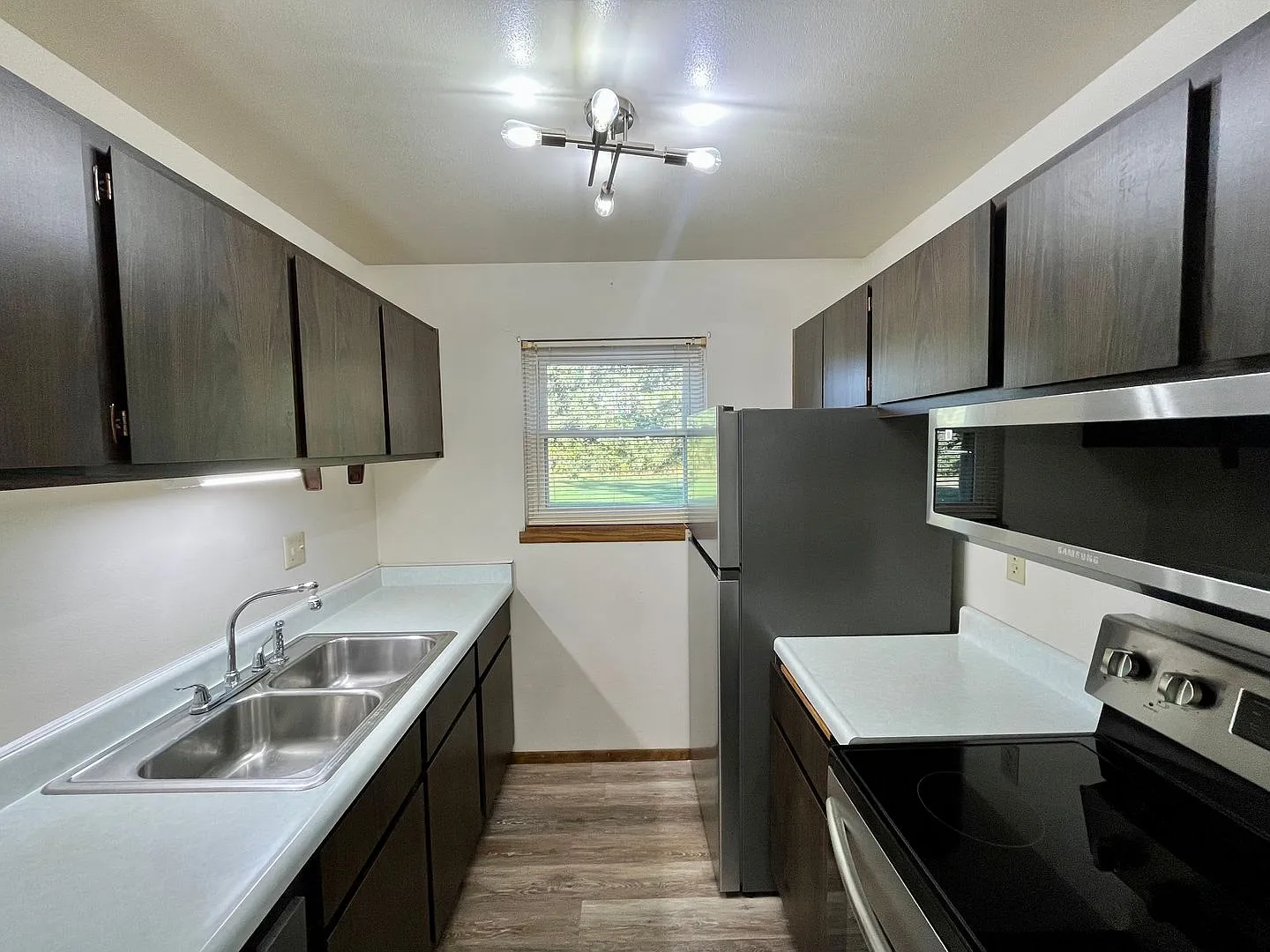 619 Laurel Ct — Photo 4