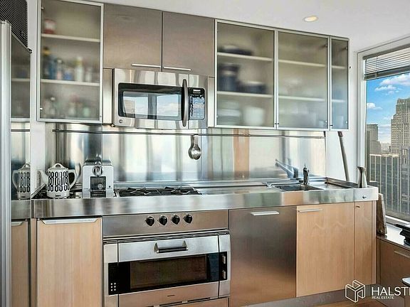 5th image of 150 W 56th St APT 6004