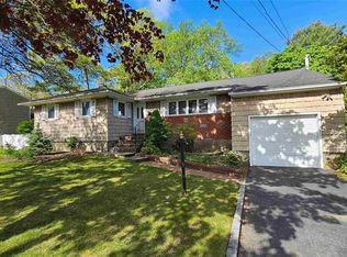 912 Hampshire Rd, Bay Shore, NY 11706