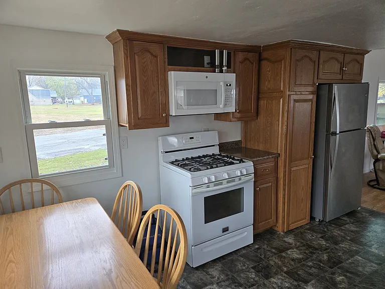 112 N Maple St — Photo 4