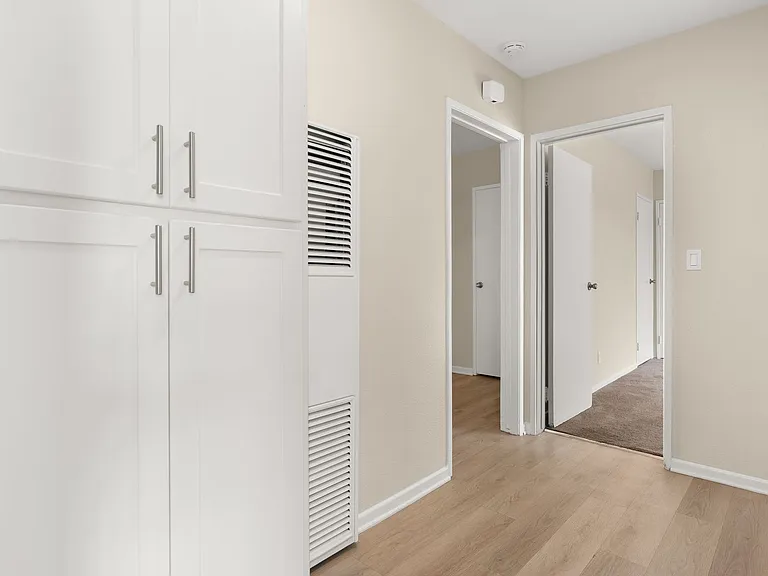 Melrose Place Apartments — Photo 98