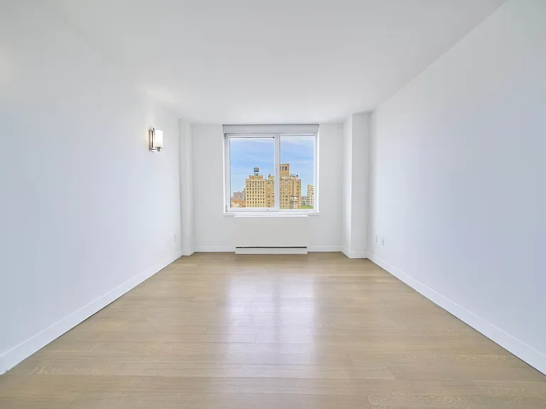 200 E 11th St #Penthouse 1 — Photo 11