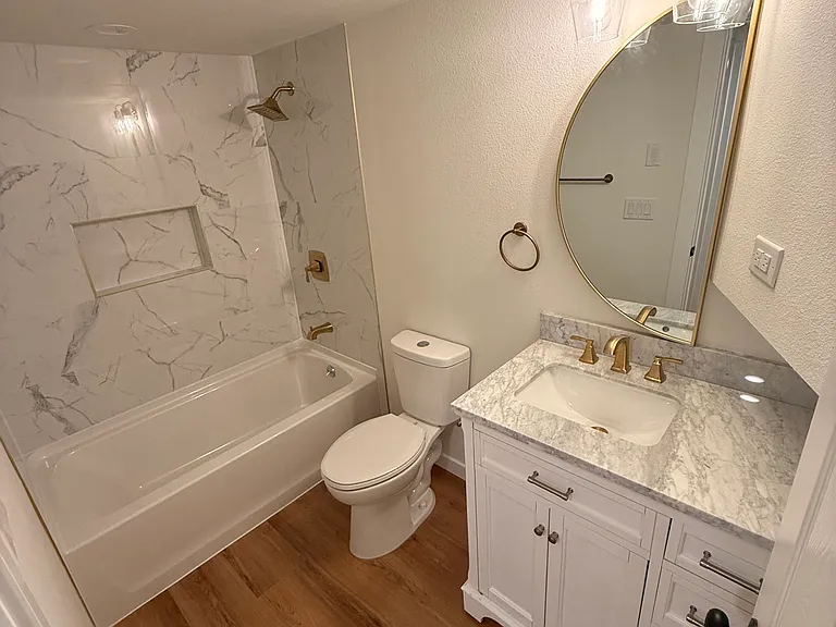 1102 E 57th St #B — Photo 8