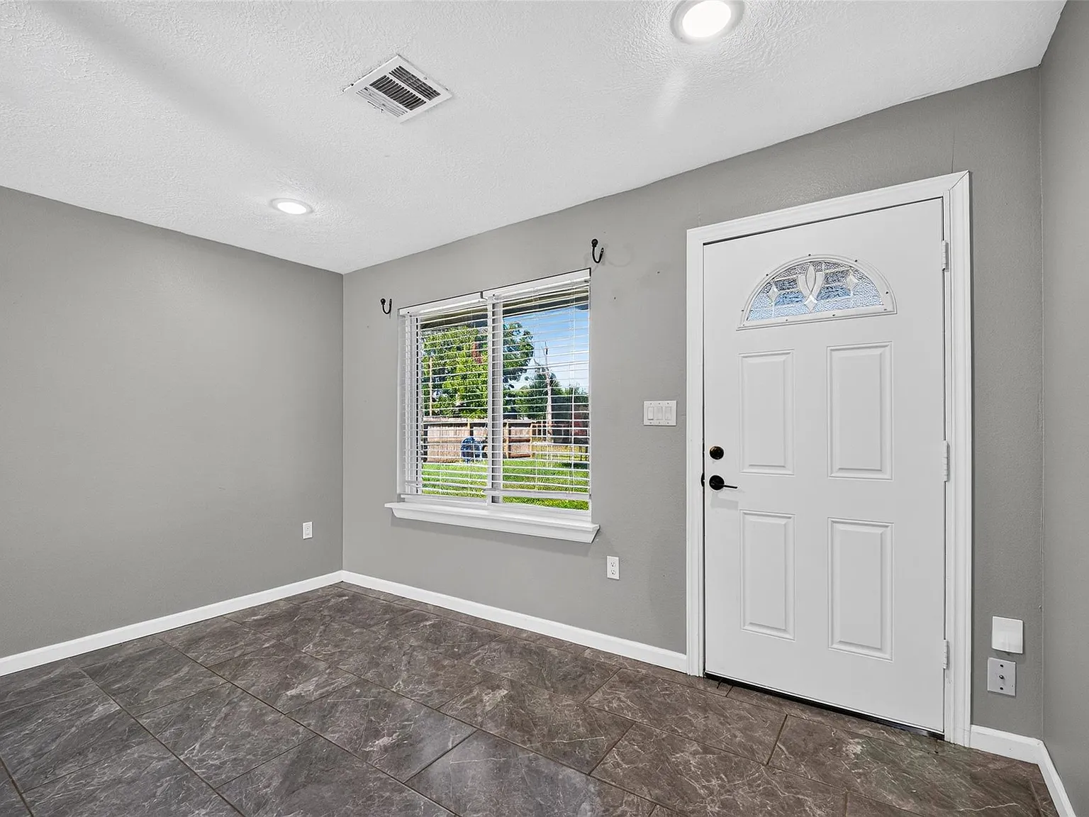 3 bed, 2.0 bath, 1474 sqft, $1,850 — Photo 2