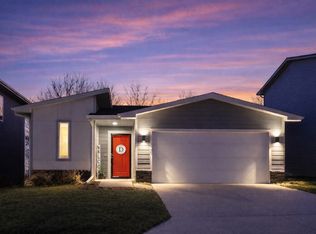 17136 Mistflower Ln, Urbandale, IA 50323
