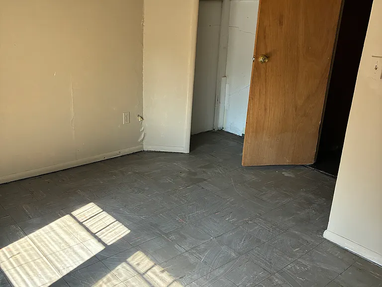 2476 Bellevue St — Photo 3