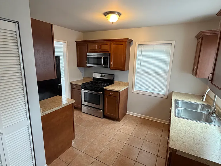 1726 Hosmer Ln — Photo 6
