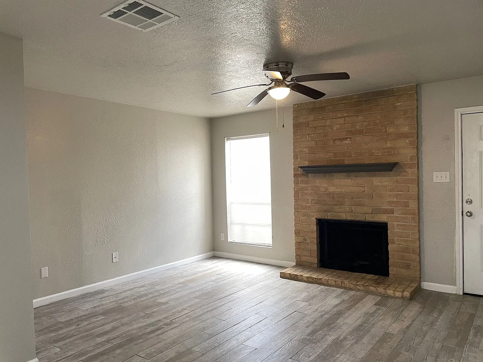 2 bed, 1.5 bath, 1020 sqft, $1,295 — Photo 2