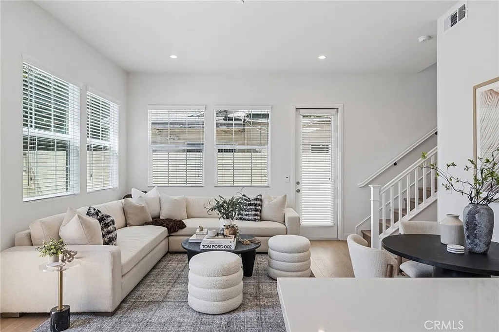 3 bed, 2.5 bath, 1441 sqft, $4,950 — Photo 4
