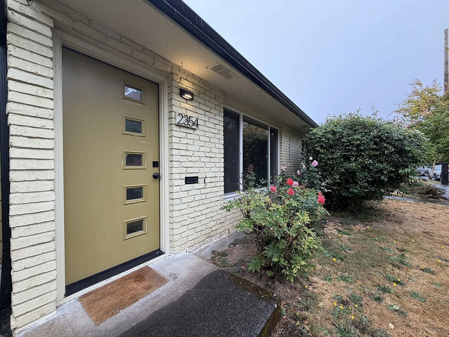 Remodeled 2 Bedroom Duplex Near Division Street with Fenced Patio, Parking & Updated Kitchen — Photo 4