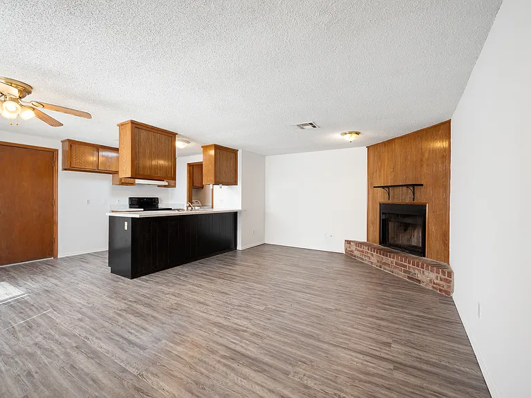 308 Corona Dr — Photo 2