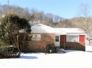 7 Airlane Dr, Coraopolis, PA 15108