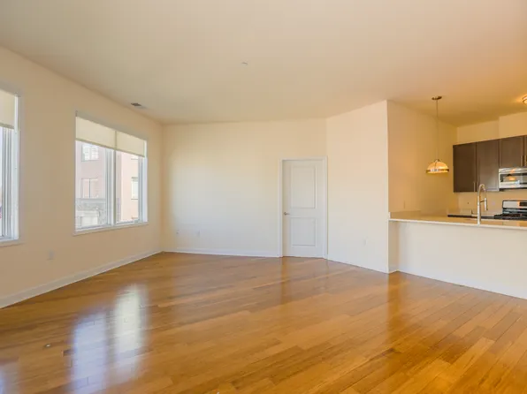 12 Main Street image 11 of 25