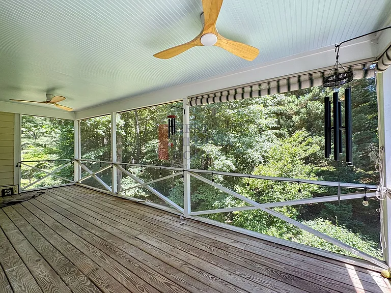 202 Blackthorn Ln — Photo 4