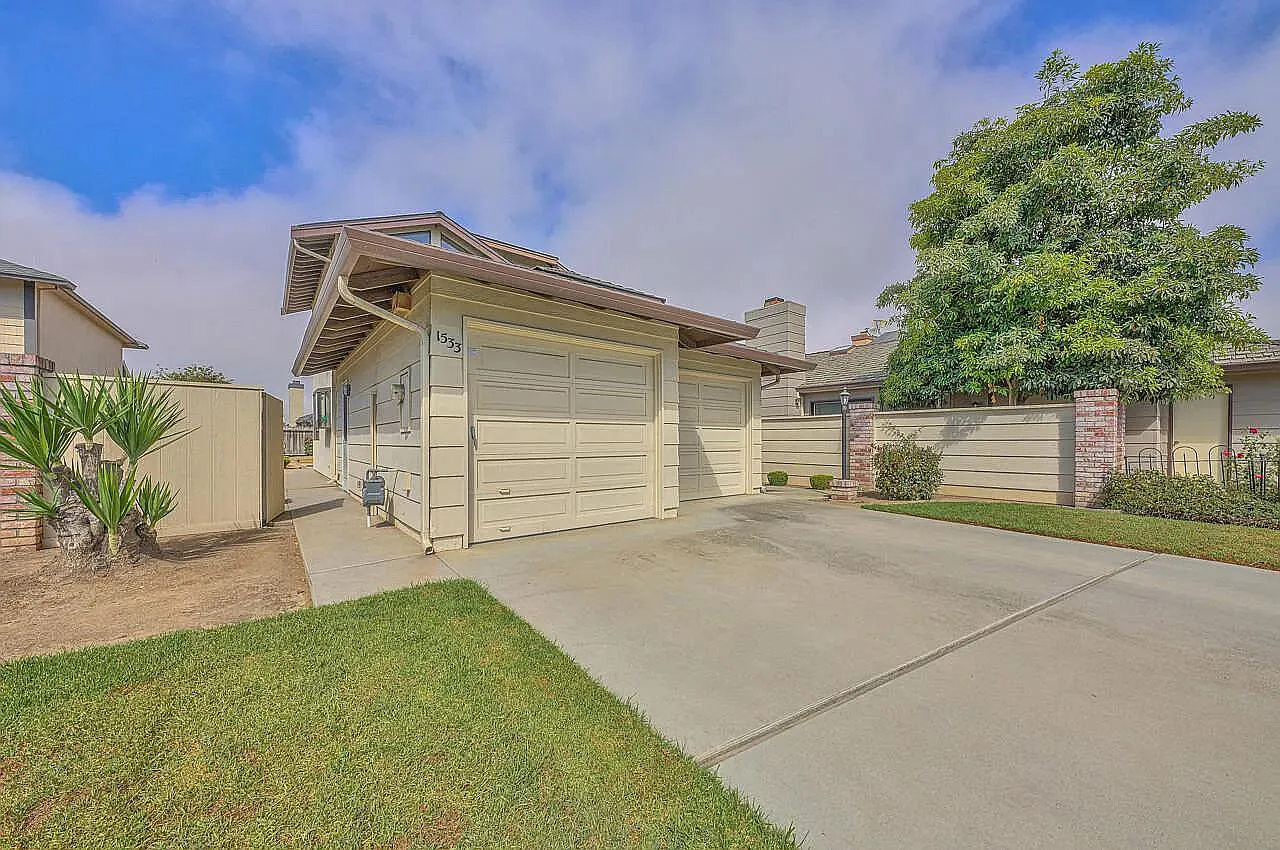 3 bed, 2.5 bath, 1775 sqft, $4,100 — Photo 2