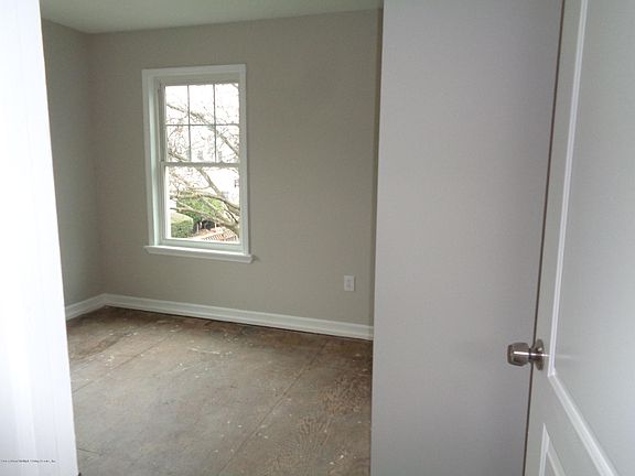 4th image of 121 Pond Way #121