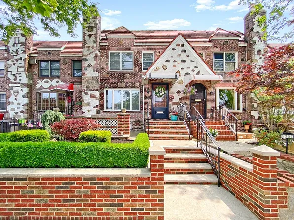 6355 77th St, Middle Village, NY 11379