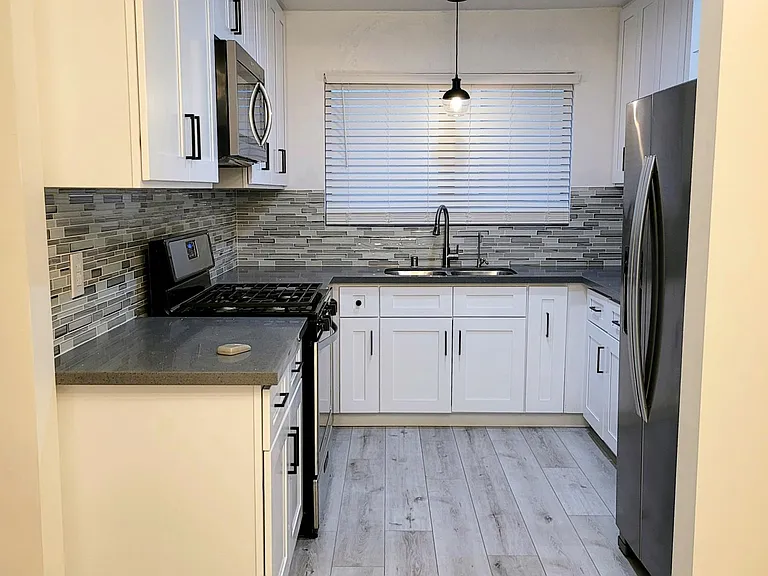 849 S Plymouth Blvd — Photo 2