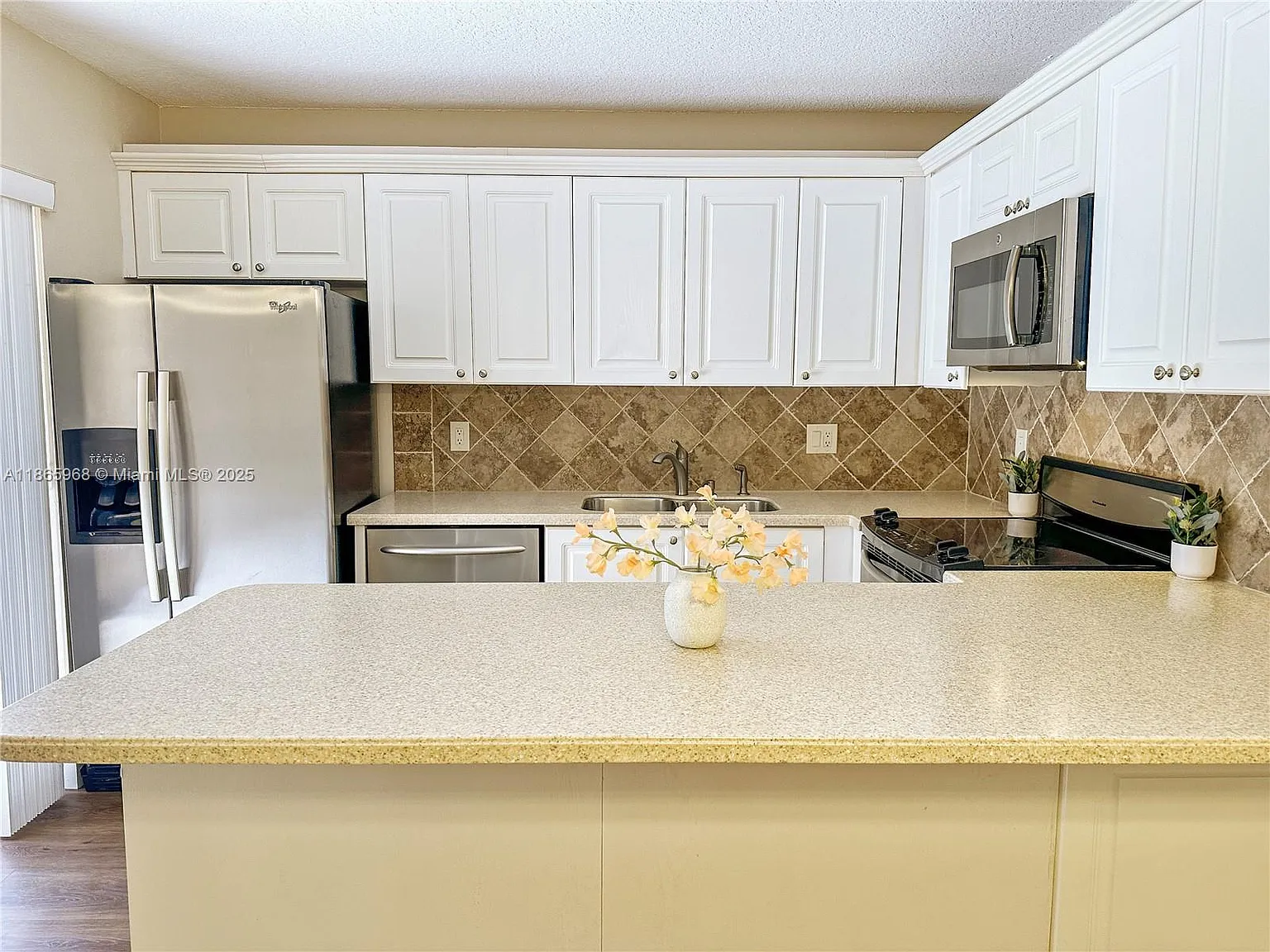 2 bed, 1372 sqft, $2,550 — Photo 3