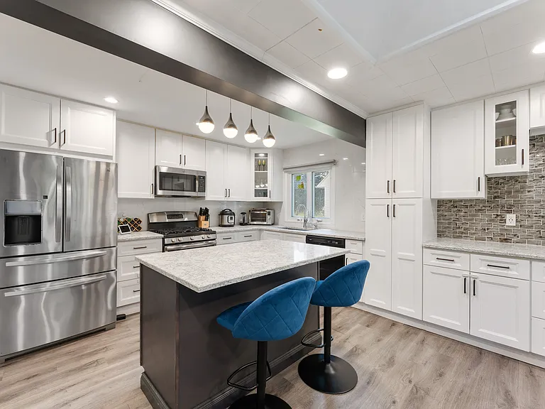 Kitchen w/Island