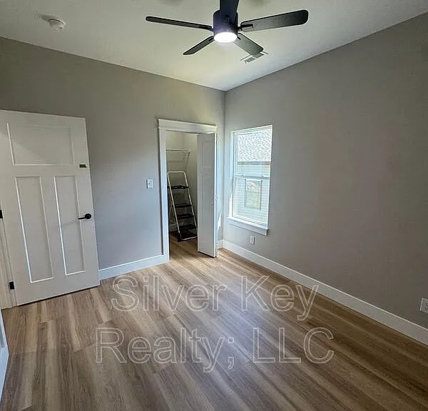 918 Stratford Ave — Photo 8