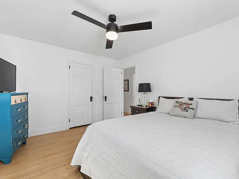 4 Lois Ave — Photo 22
